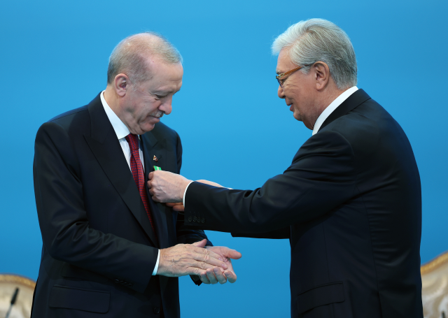 Hoca Ahmet Yesevi Nişanı ilk kez Cumhurbaşkanı Erdoğan'a takdim edildi
