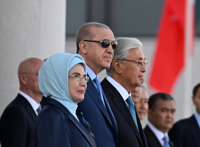 Cumhurbaşkanı Erdoğan Kazakistan'da! Resmi törenle karşılandı