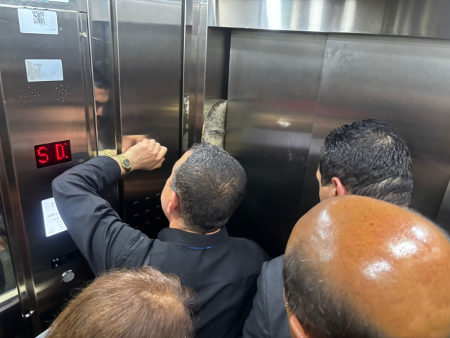 CHP'li heyet asansörde mahsur kaldı