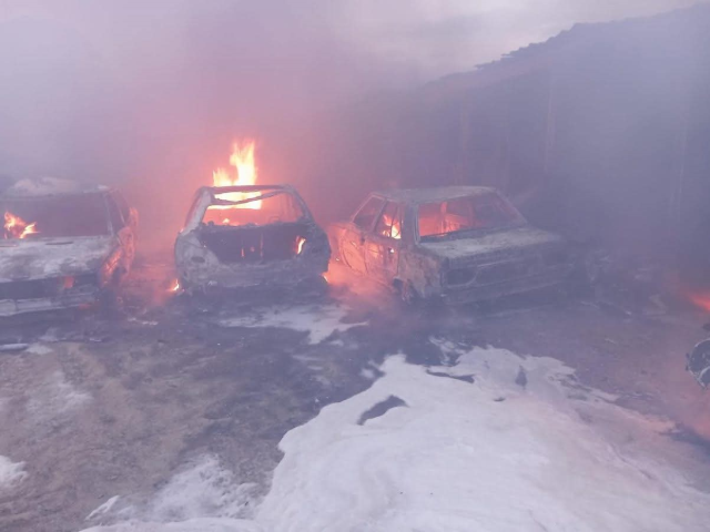 Samandağ’daki şantiye yangınında 8 araç kullanılamaz hale geldi