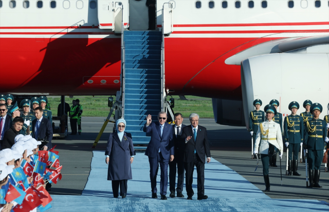 Cumhurbaşkanı Erdoğan Kazakistan'da! Resmi törenle karşılandı