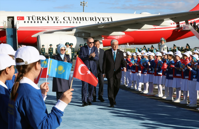Cumhurbaşkanı Erdoğan Kazakistan'da! Resmi törenle karşılandı