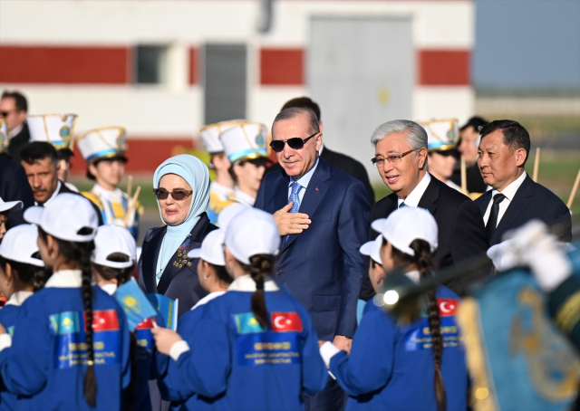 Cumhurbaşkanı Erdoğan Kazakistan'da! Resmi törenle karşılandı