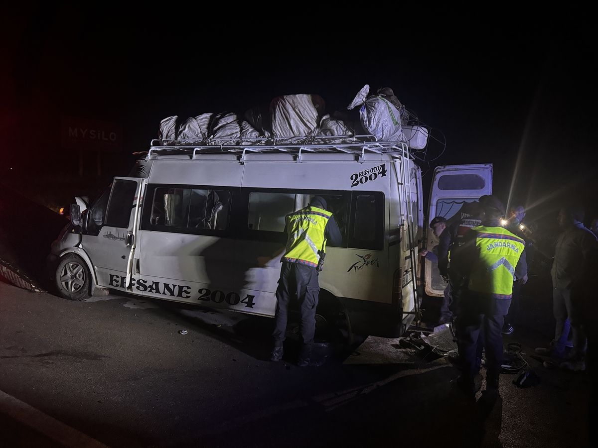 Aksaray\'da Minibüs-Tır Çarpışması: 12 Yaralı