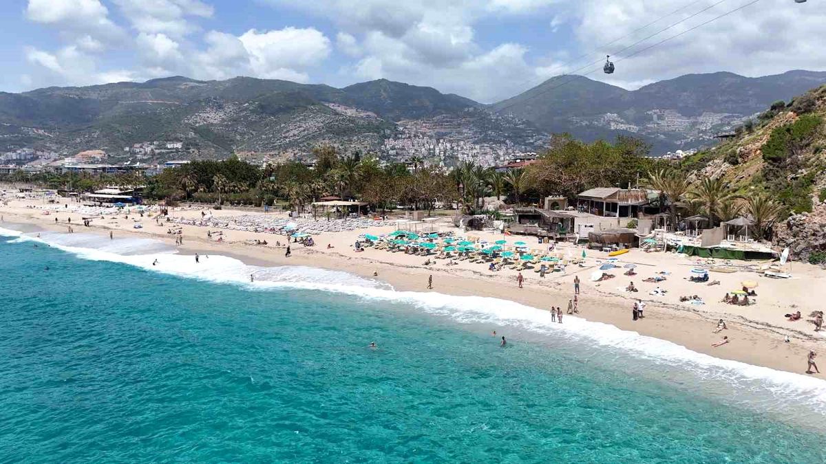 Alanya\'da Yaz Havası, Plajlar Dolup Taşdı