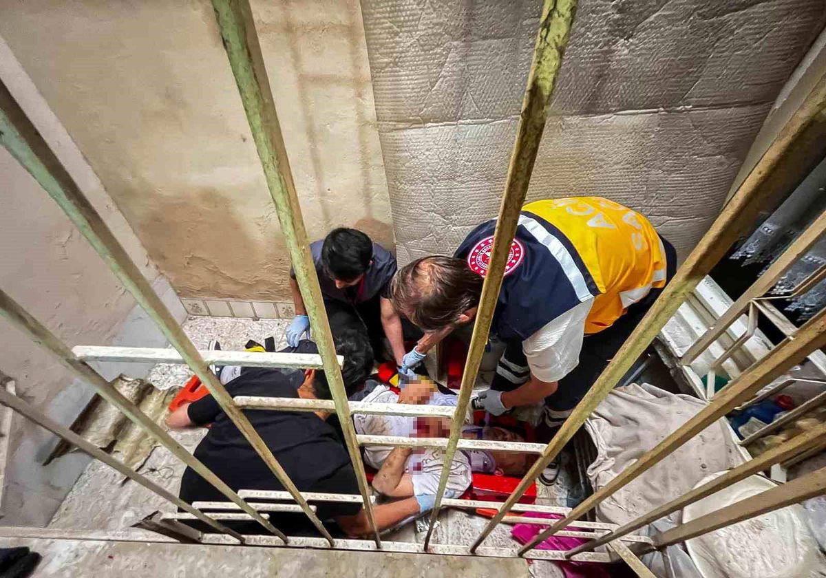 Apartman boşluğuna düşen vatandaşı itfaiye kurtardı