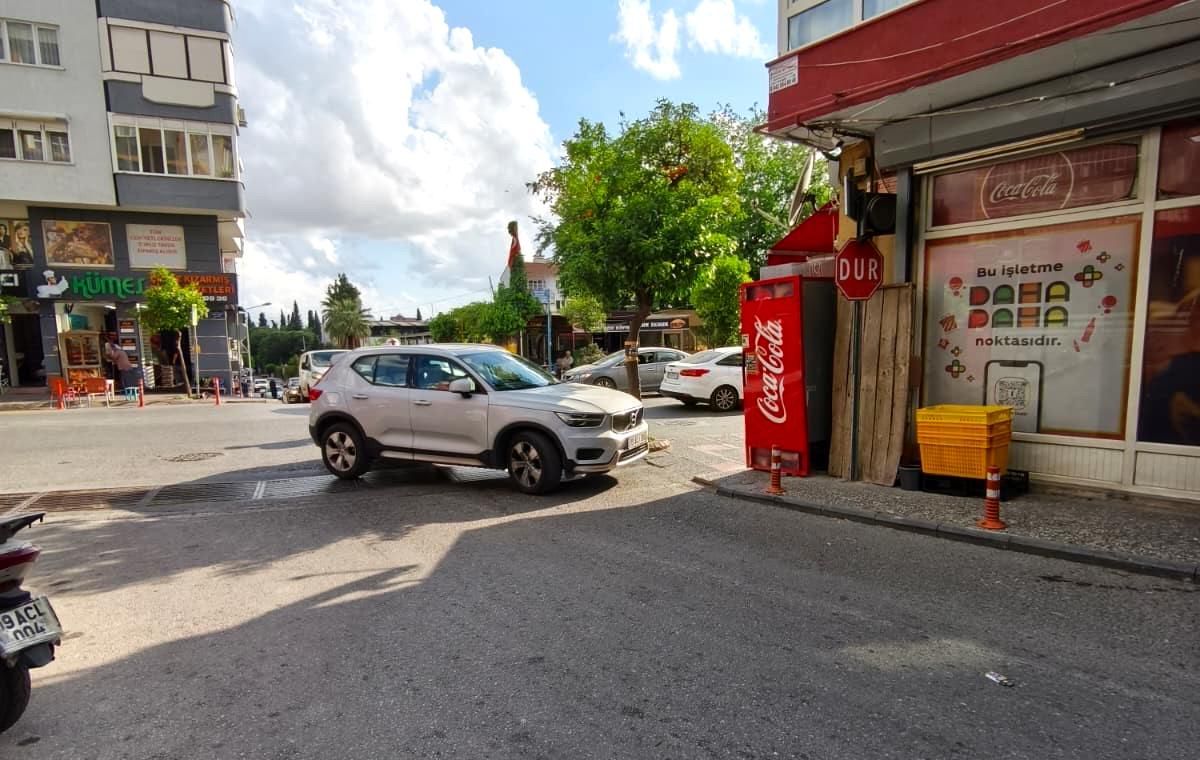Yol Ortasında Park Eden Araç Trafiği Felç Etti