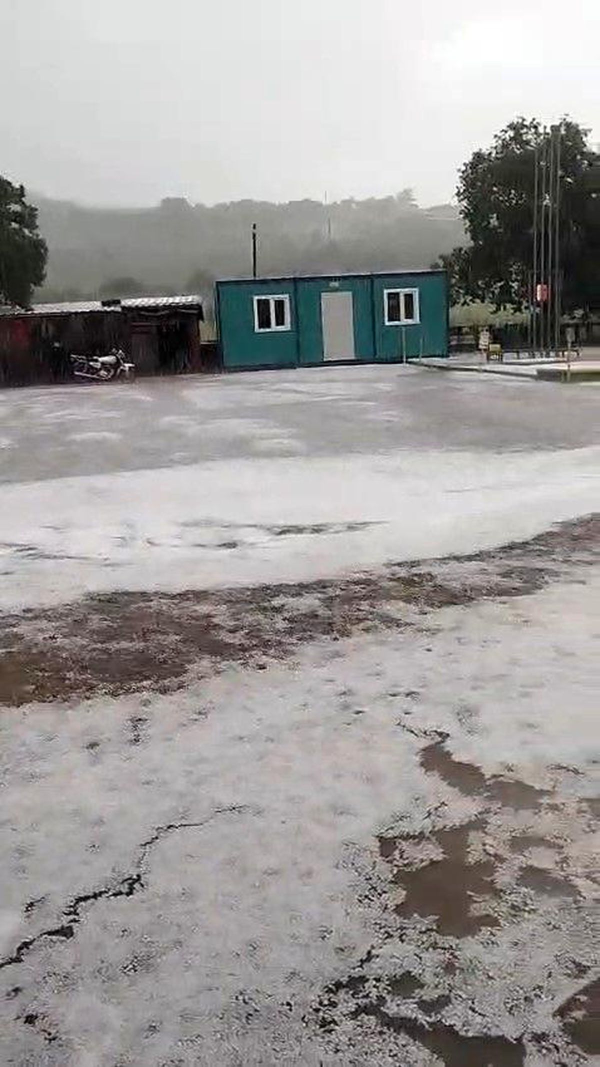 Çanakkale\'de dolu yağışı yolları beyaza bürüdü