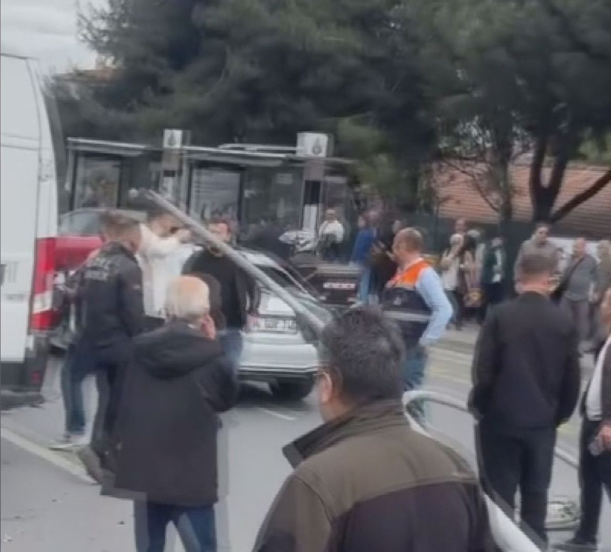 Bakırköy\'de Kaza: Direk Araç Üzerine Devrildi