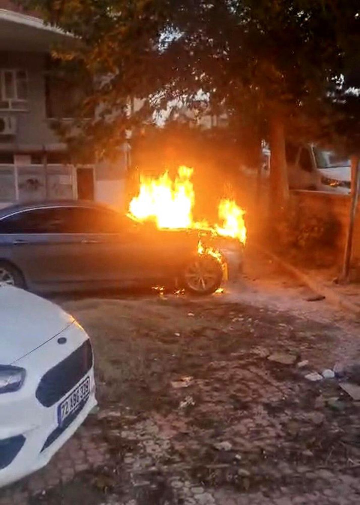 Batman\'da Park Halindeki Araçta Yangın