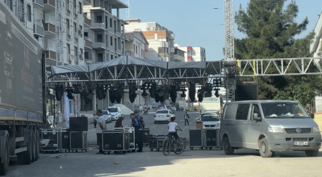 Sahnede Türk Bayrağı krizi! DEM Partili belediye konseri iptal etti