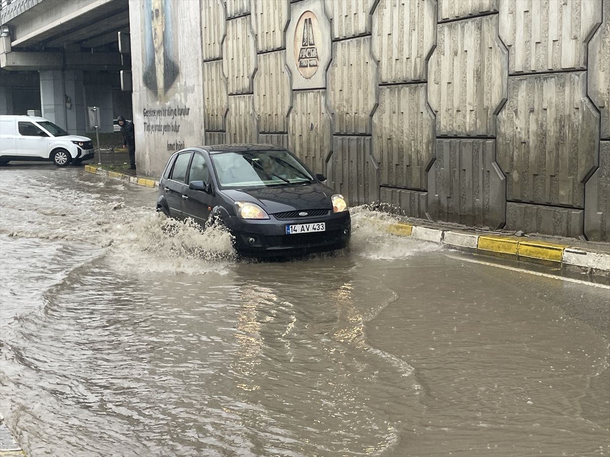 Bolu\'da Sağanak Ulaşımı Olumsuz Etkiledi