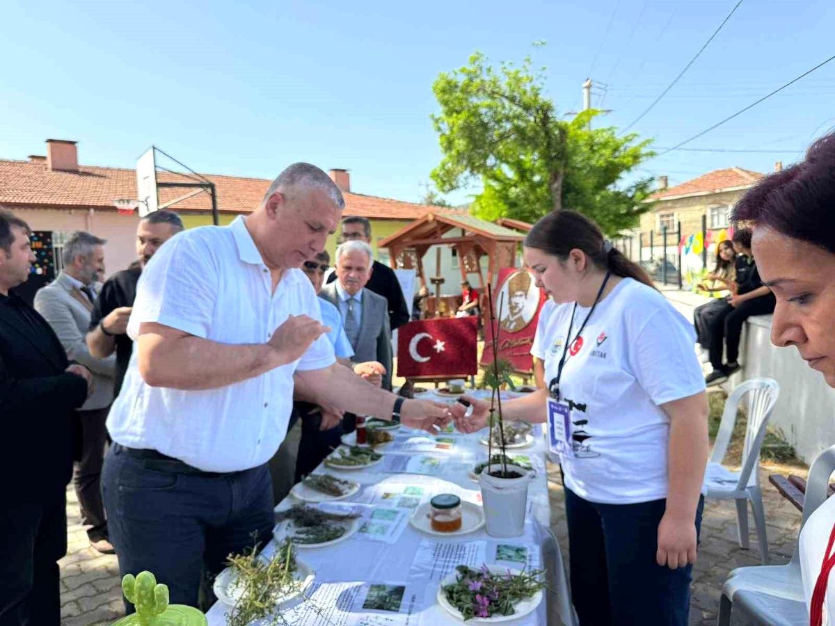 Burhaniye\'de Bilim Fuarı Açıldı