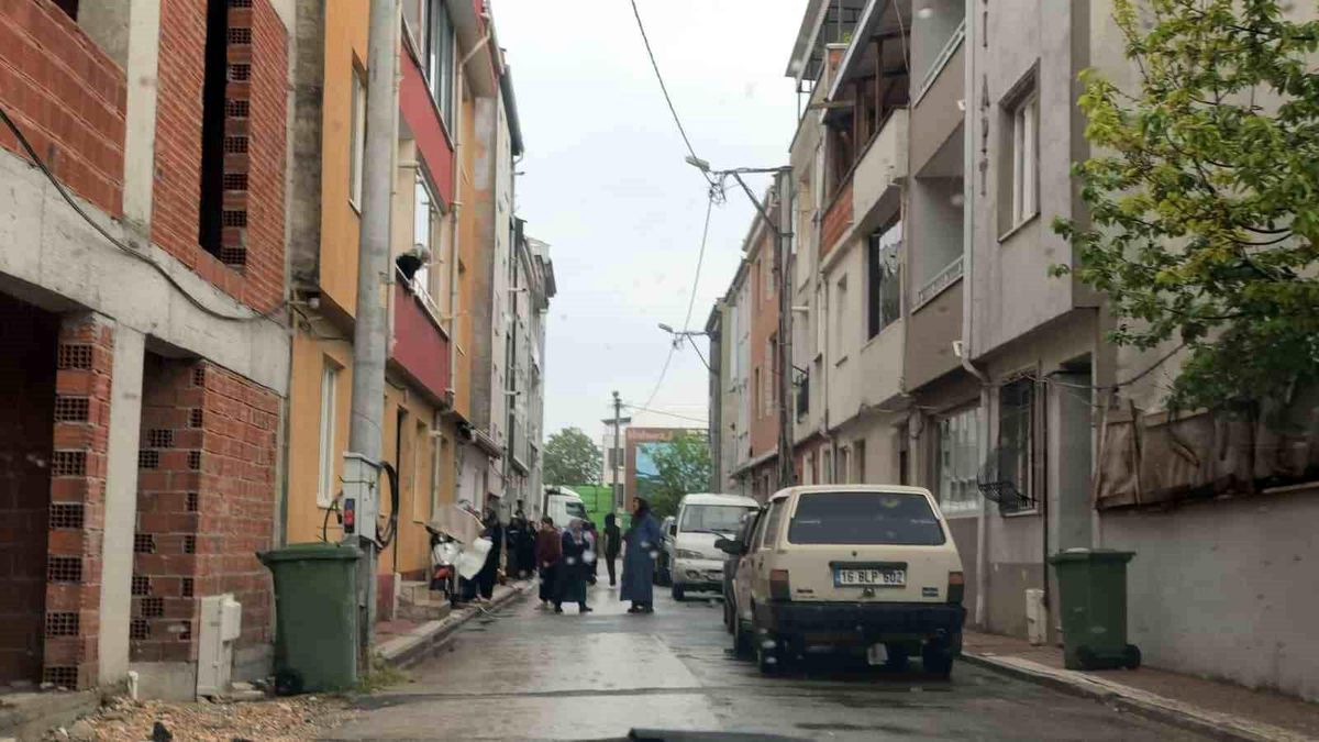 Bursa\'da Balkon Seken Kadın Ağır Yaralandı