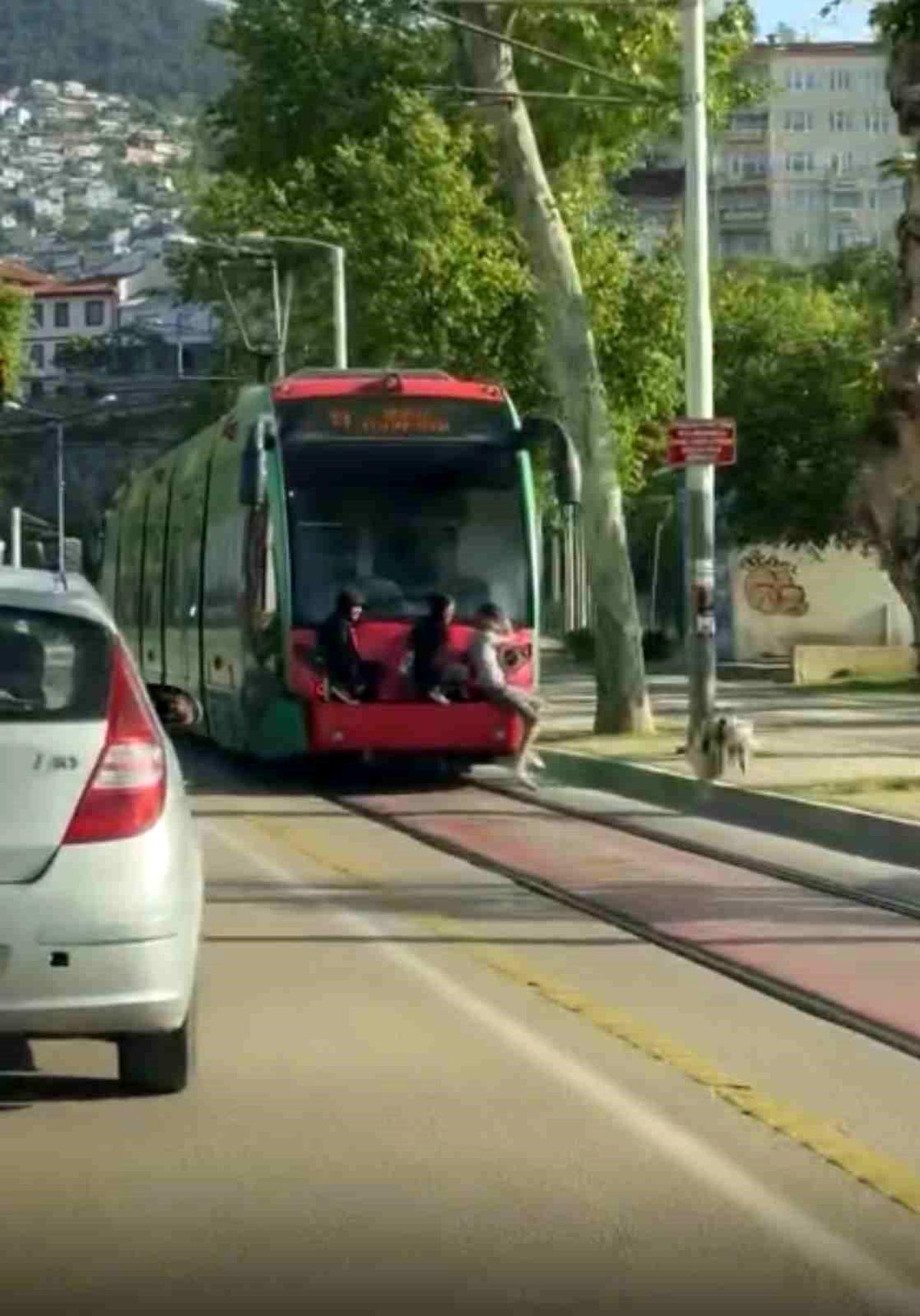 Bursa\'da Gençlerin Tehlikeli Tramvay Yolculuğu