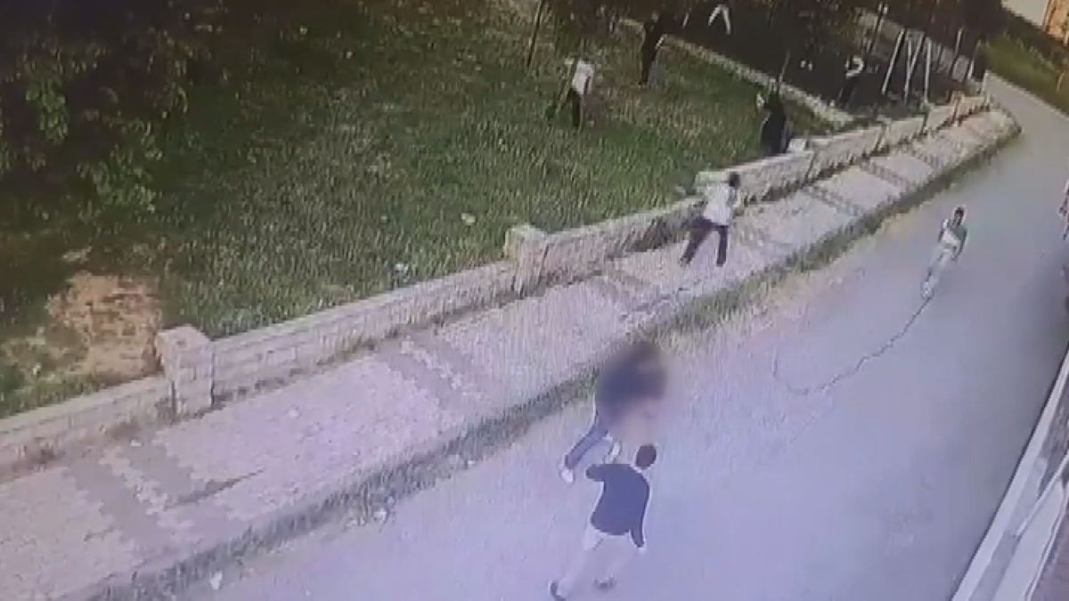 Büyükçekmece\'de bıçaklı kavga: 15 yaşındaki çocuk hayatını kaybetti, anlar kamerada