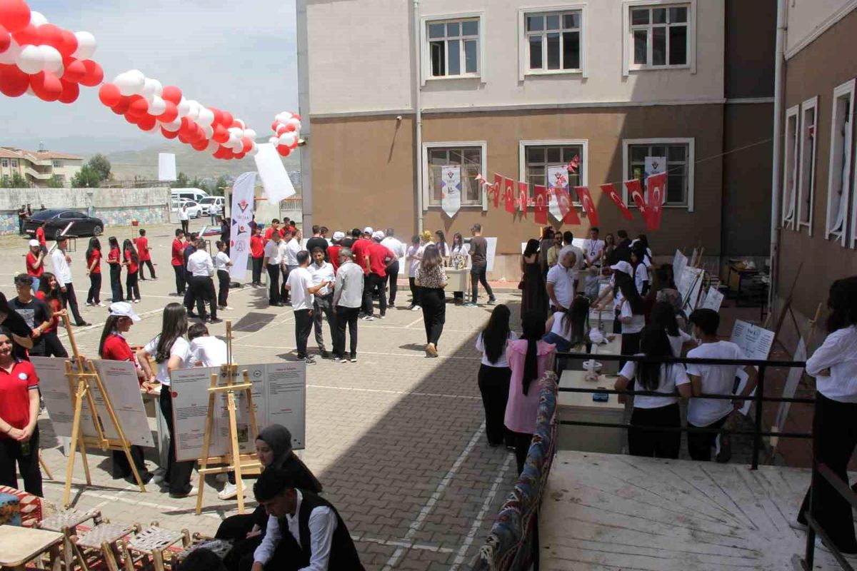 Cizre\'de Bilim Fuarı Coşkusu