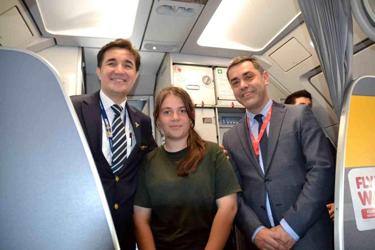 Çocuklar, ilk defa uçak görmenin mutluluğunu yaşadı