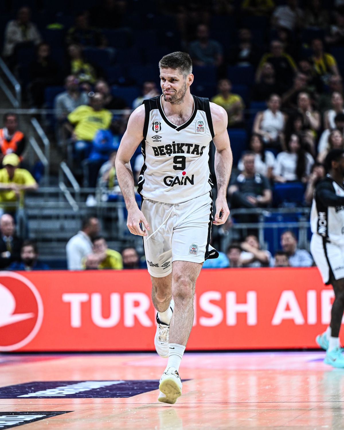 Beşiktaş GAİN Fenerbah&ccedil;e'yi Yendi