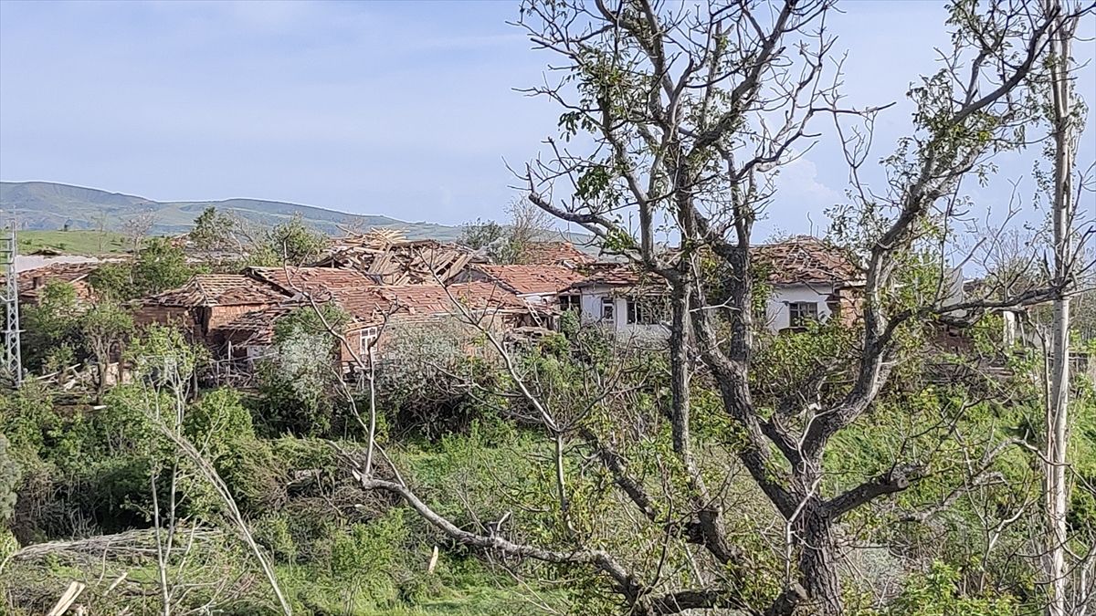 Sungurlu\'da Hortum Hasara Yol Açtı