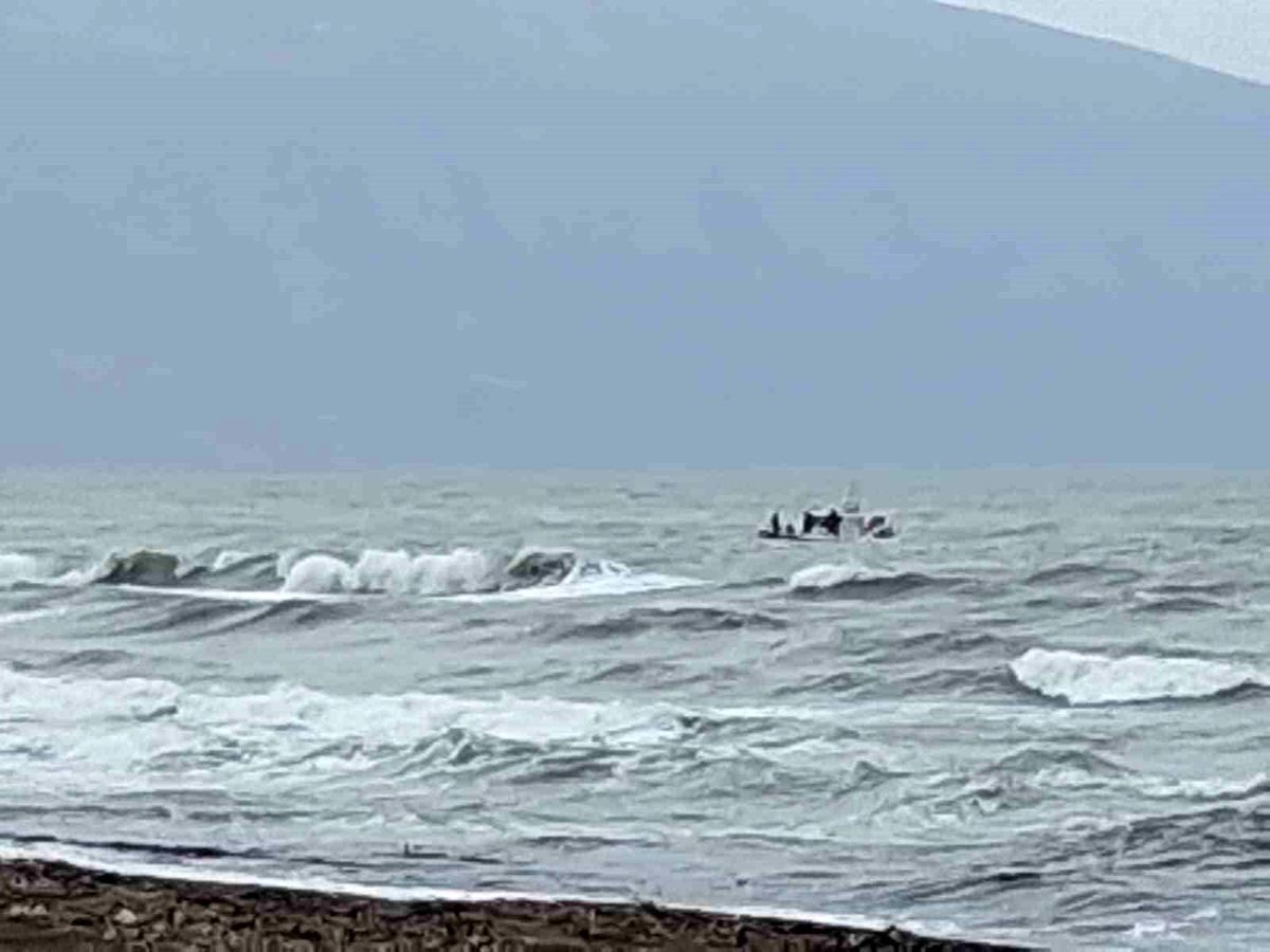 Hatay\'da Dalgaya Kapılan Gençler Kurtarıldı