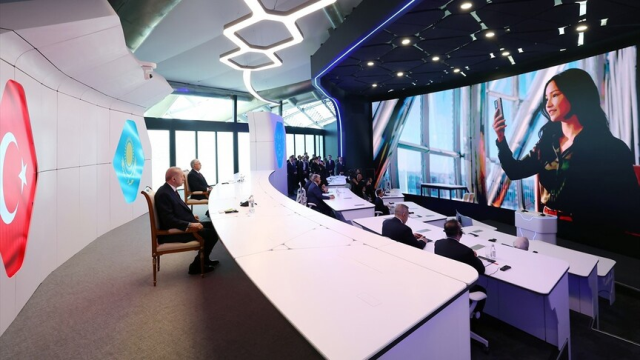 Erdoğan, Kazakistan'da Yapay Zeka Merkezi'ni Ziyaret Etti