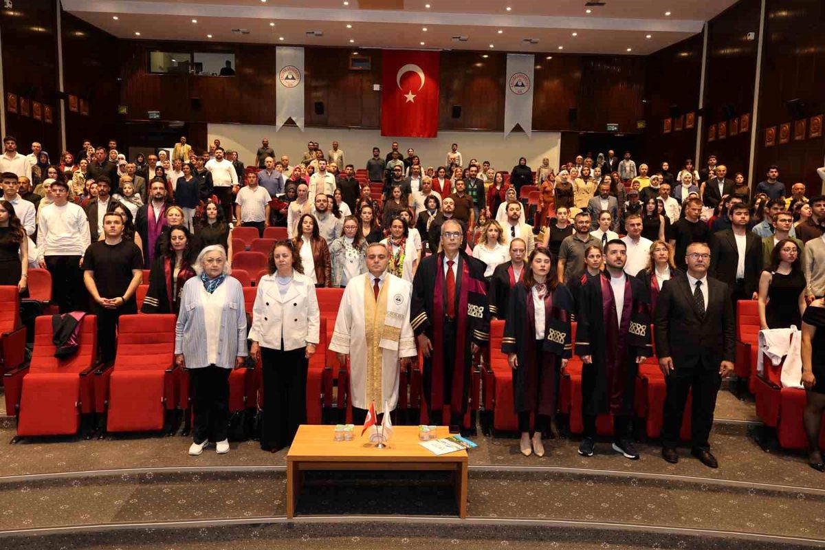 Eczacılık Günü\'nde Önlük Giyme Töreni