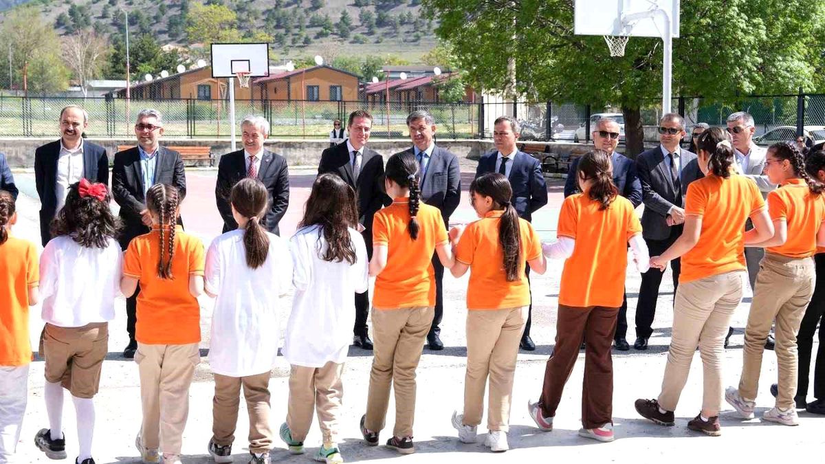 Erzincan\'da öğrenciler bilim fuarında projelerini sergiledi