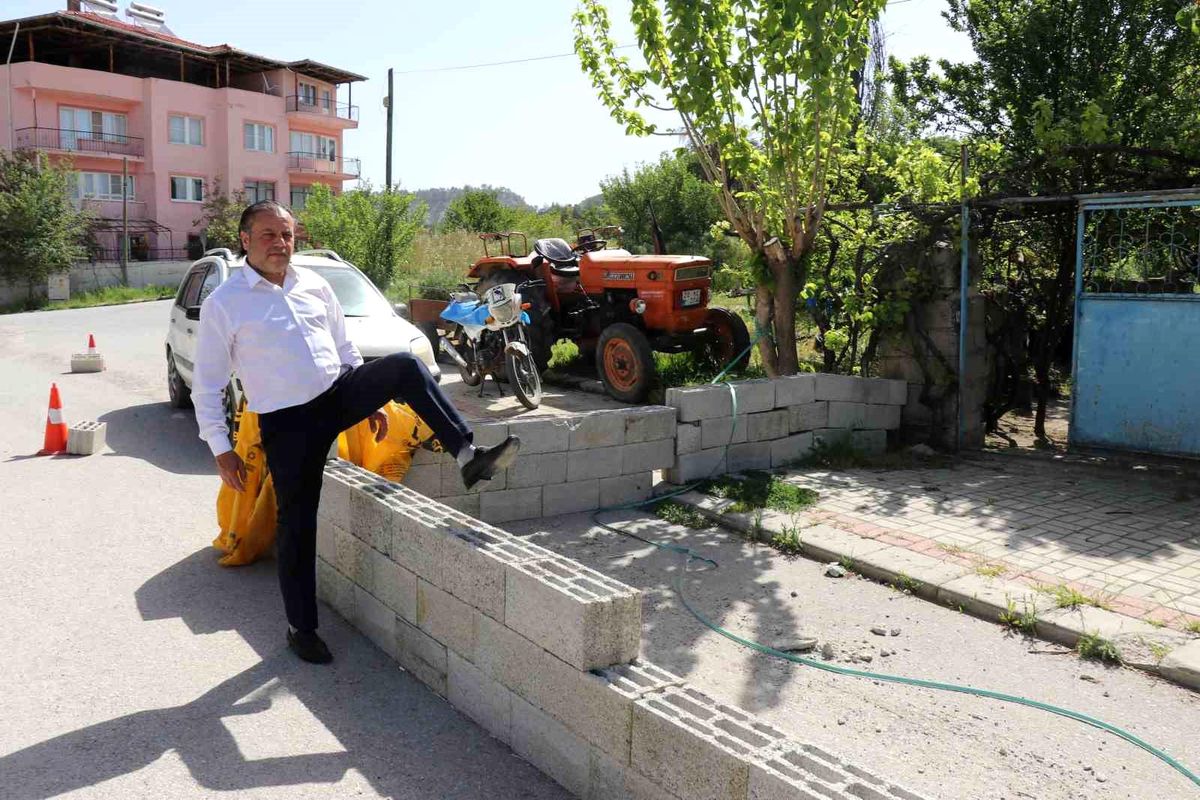 Evine girebilmek için briketlerin üzerinden atlıyor