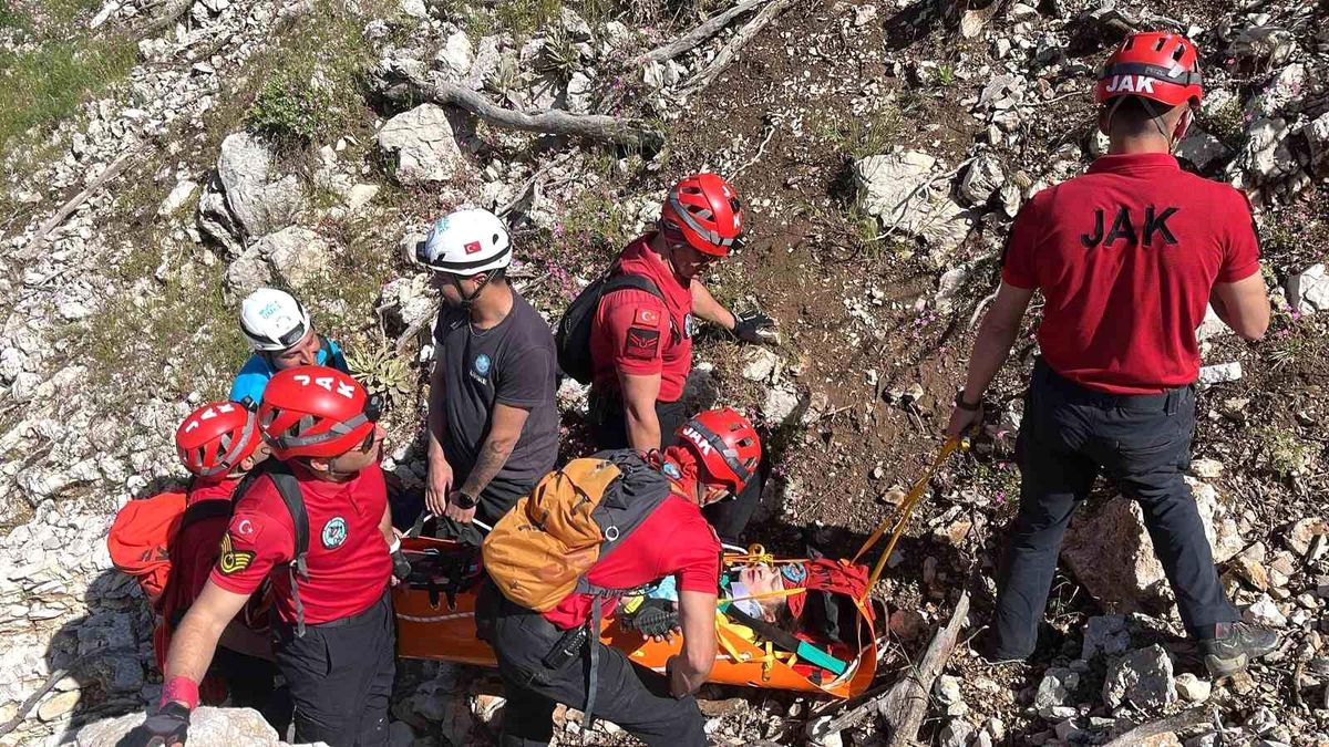 Yamaç Paraşütü Kazasında Rus Turist Kurtarıldı