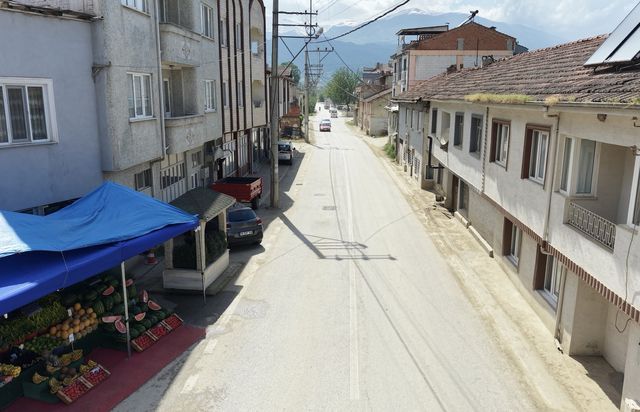 Mahalleyi üçe bölen gizemli mezar! Muhtar, bakanlığa başvuru yaptı