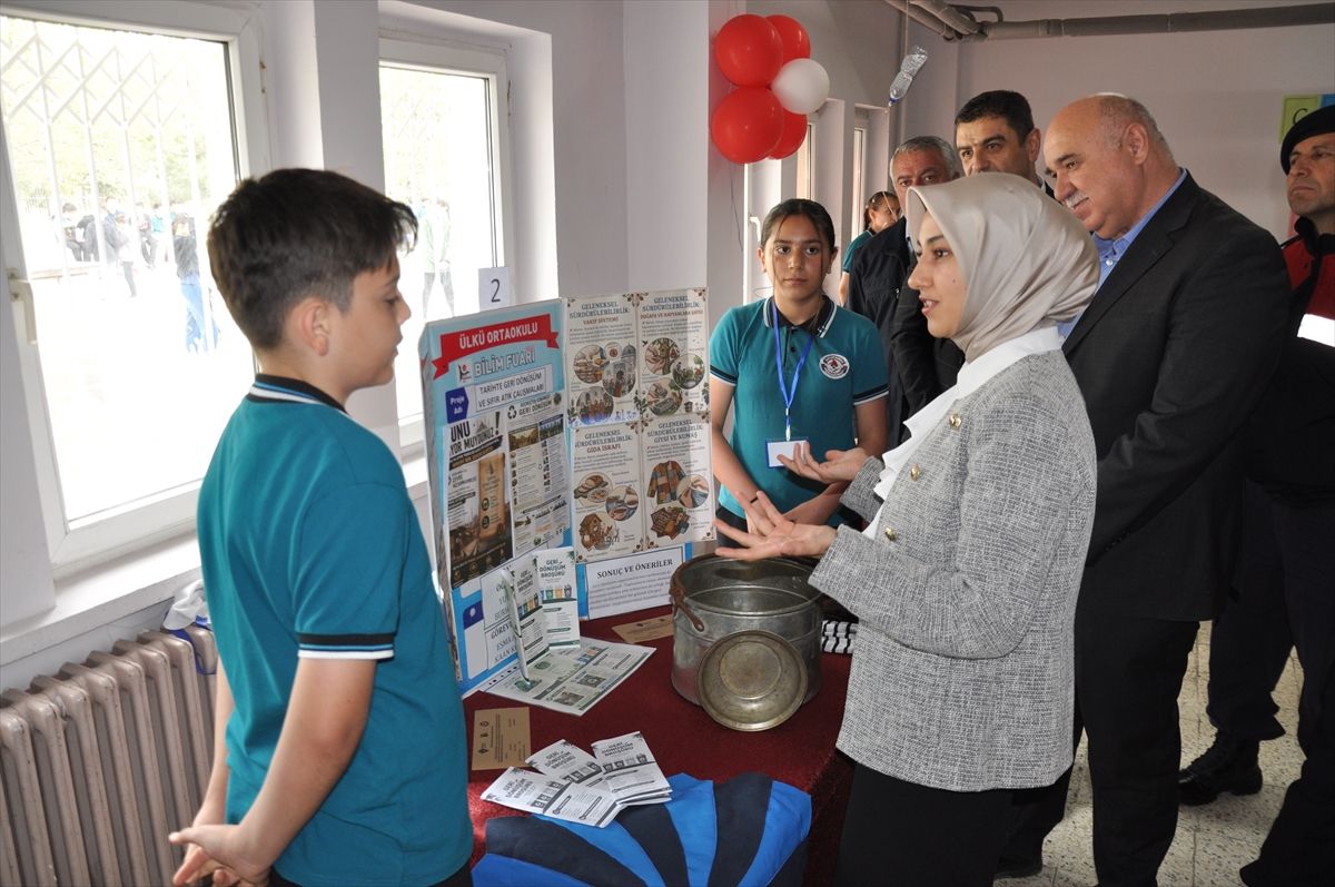 Gümüşhacıköy\'de Bilim Fuarı Açıldı