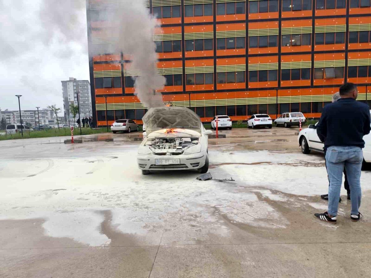 Hastane otoparkındaki otomobil alev aldı
