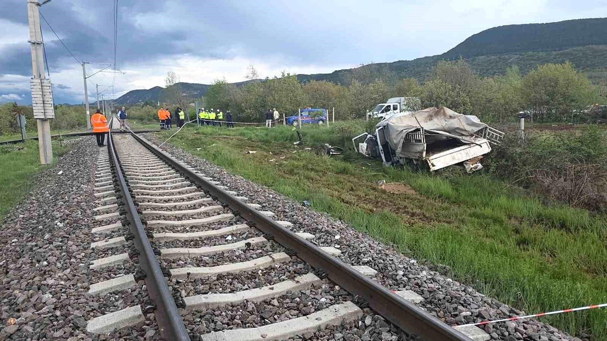 Kütahya\'da Tren ve Kamyonet Çarpıştı