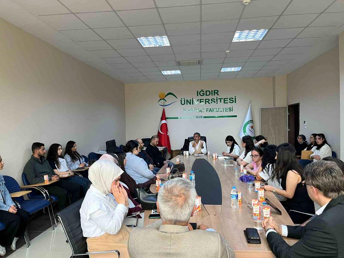Iğdır\'da Kitap Kritiği Etkinliği