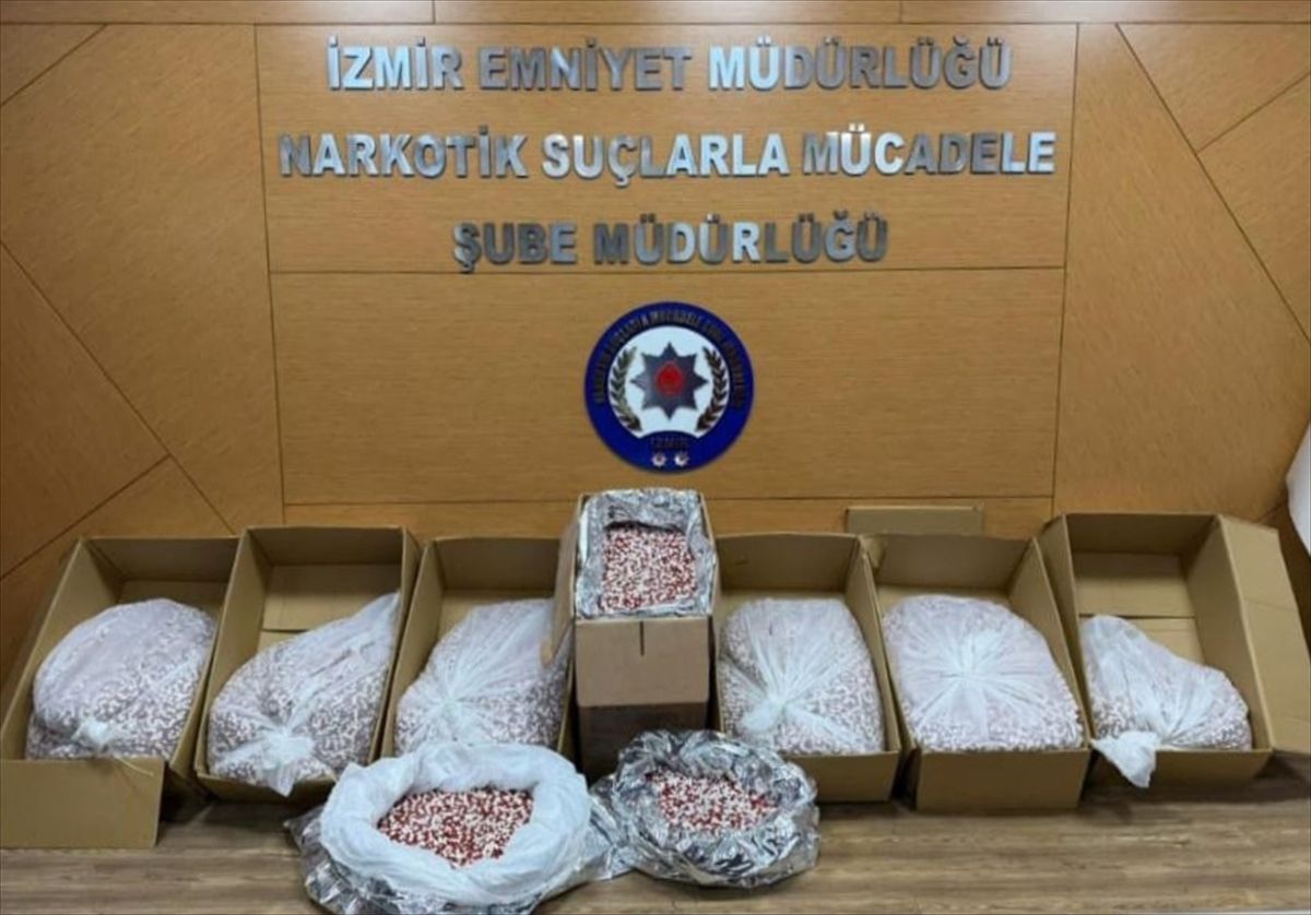 İzmir\'de Uyuşturucu Operasyonu: 17 Gözaltı