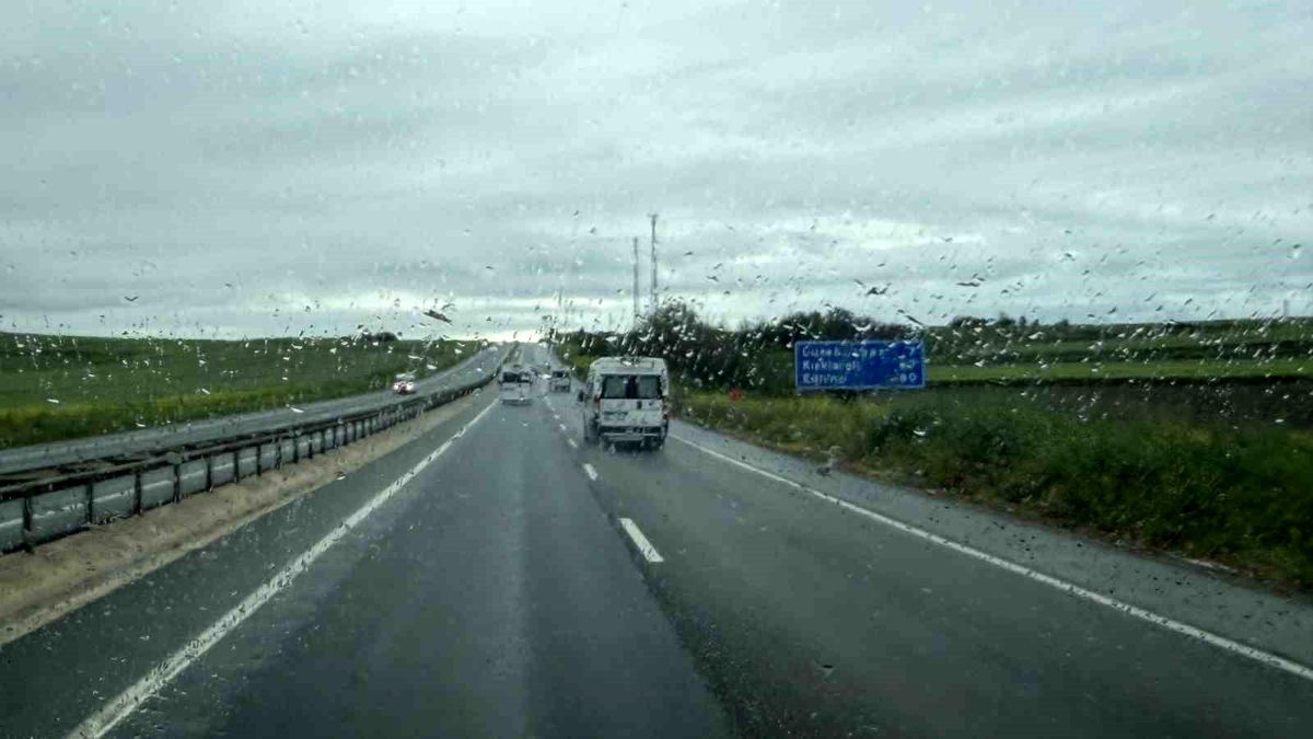 Kırklareli\'nde Yağmur Trafiği Etkiledi