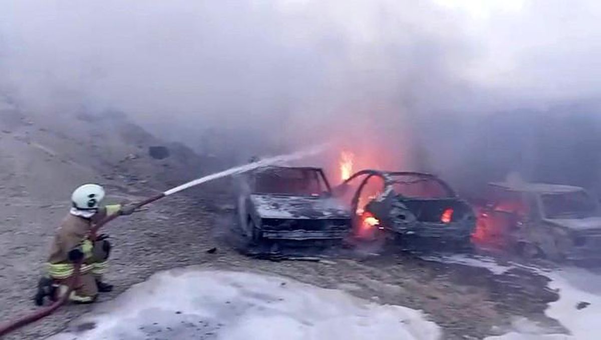 Konteyner yatakhanede başlayan yangında alevlerin sıçradığı 8 araç demir yığını haline geldi
