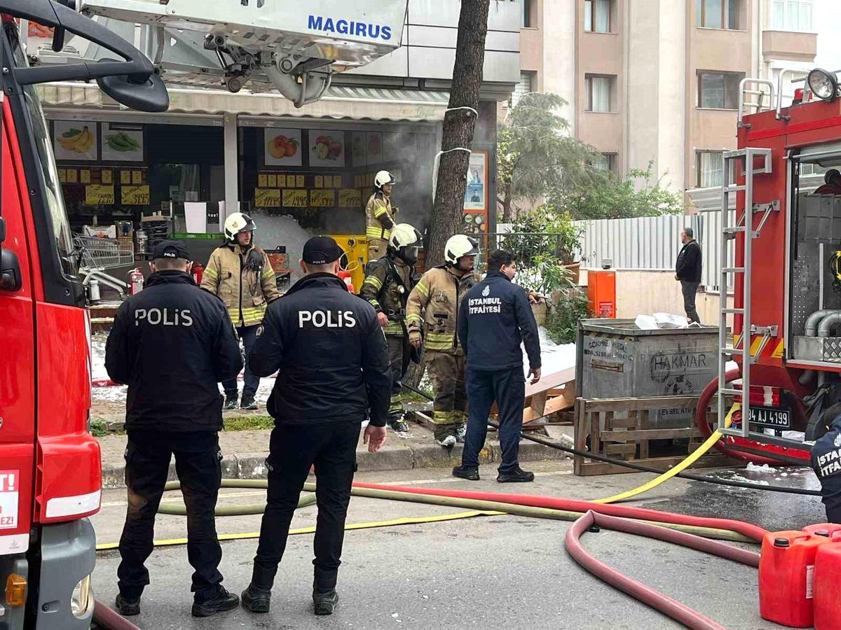 Maltepe\'de Tekstil Deposunda Yangın