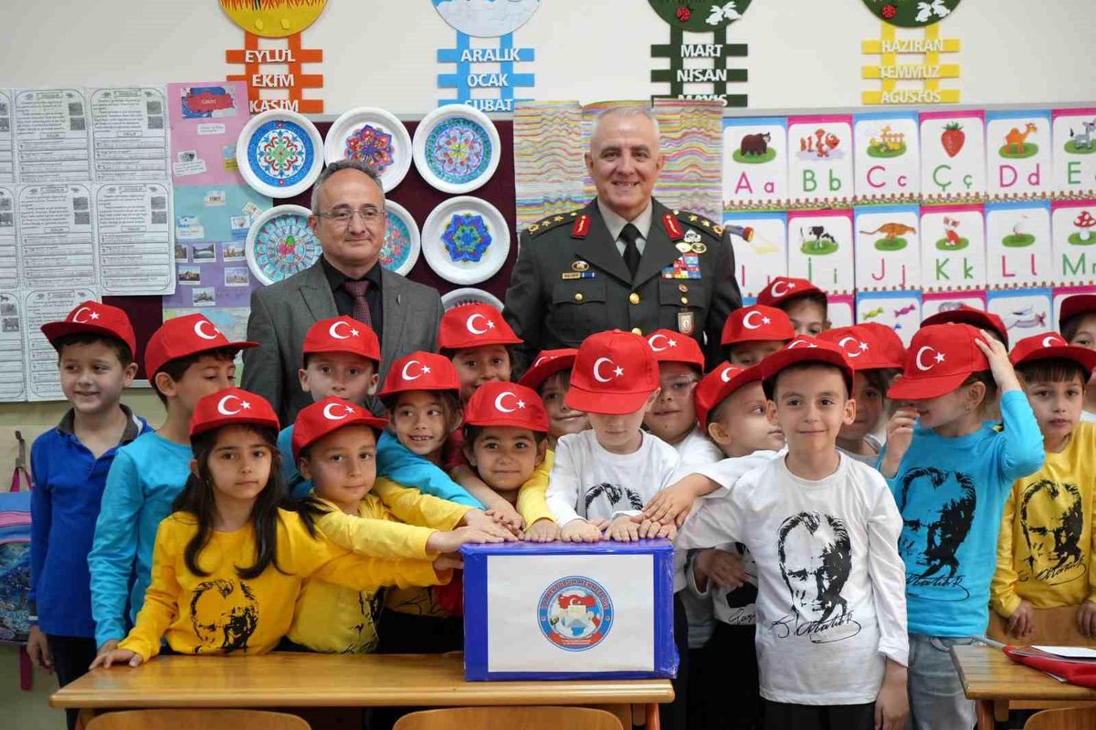 Minik Öğrencilerden Mehmetçiğe Mektup