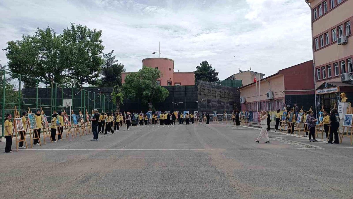 Diyarbakır\'da Yıl Sonu Sanat Sergisi