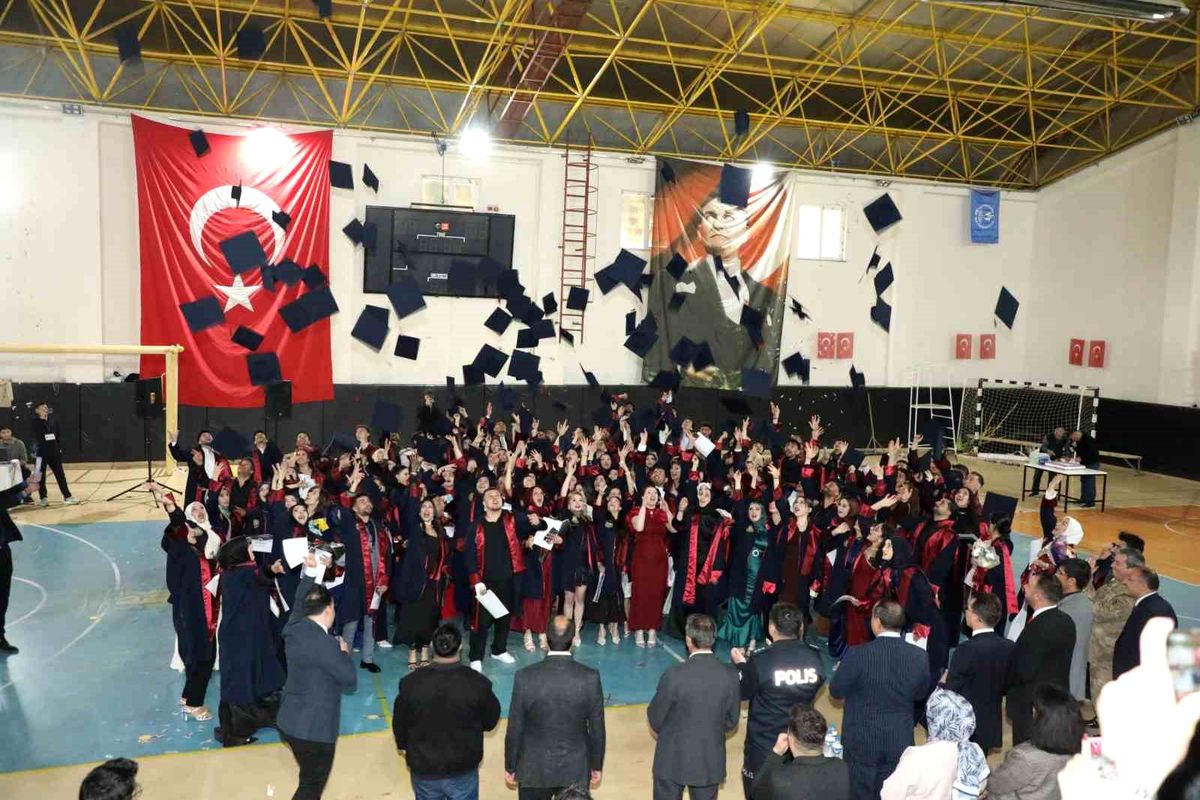 Narman Meslek Yüksekokulu\'nda mezuniyet coşkusu