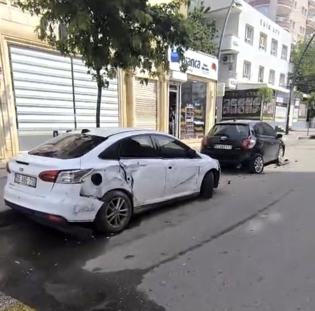 Batman\'da Park Halindeki Araçlara Çarpan Sürücü Kaçtı