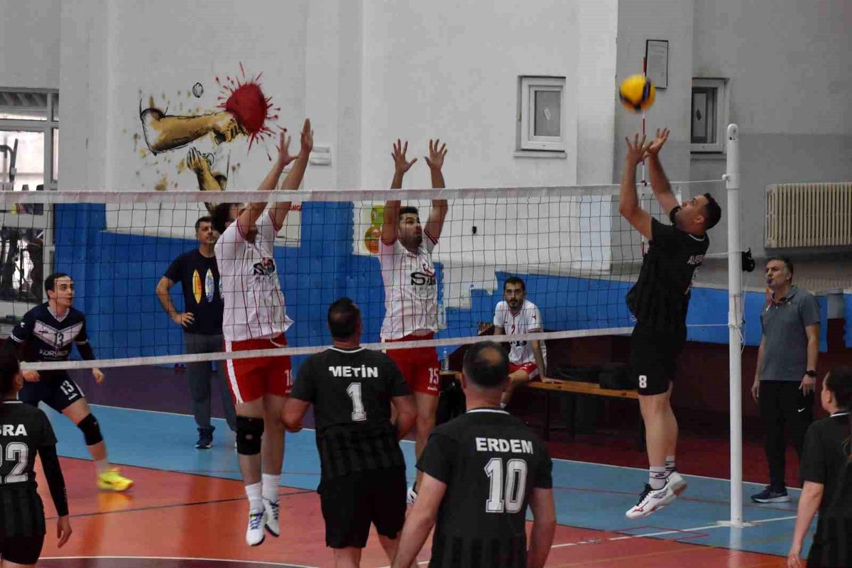 Voleybol Turnuvası Antalya\'da Başladı