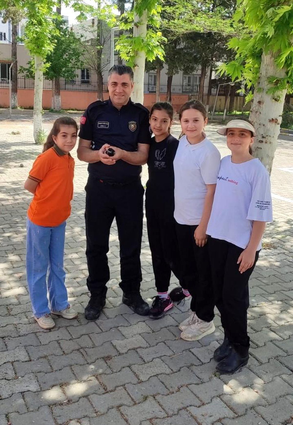 Saksağan yavrusu itfaiye ekiplerince yuvasına kavuşturuldu