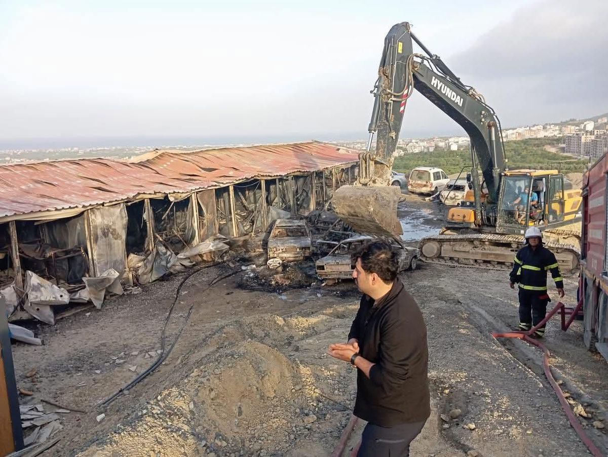 Samandağ’daki şantiye yangınında 8 araç kullanılamaz hale geldi