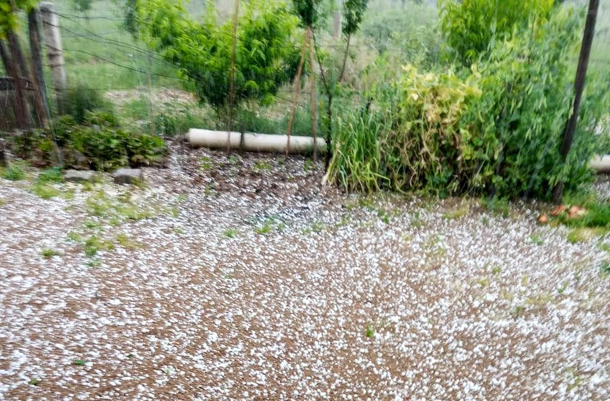 Manisa\'da Ani Dolu Yağışı Endişe Yarattı