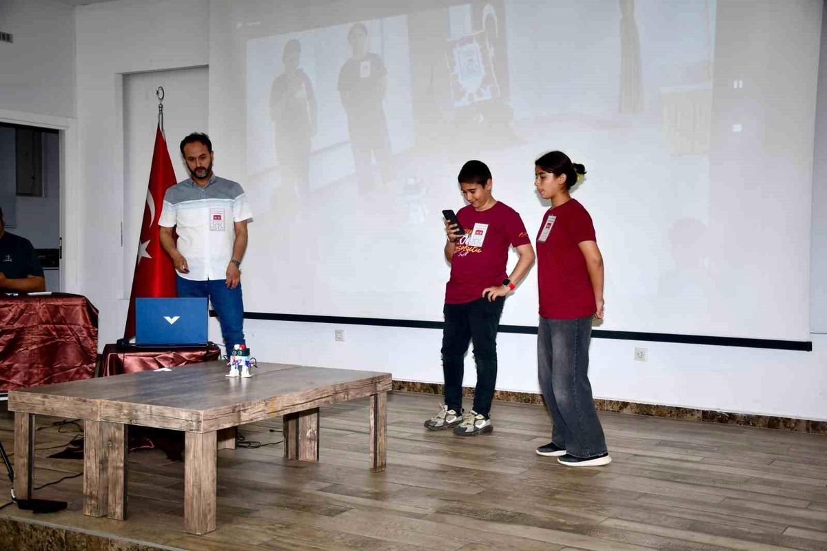 Silifke\'de Robot Dans Şenliği Renkli Görüntülere Sahne Oldu