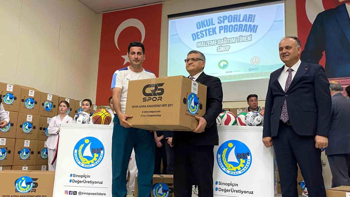 Sinop\'ta spor malzemeleri törenle dağıtıldı