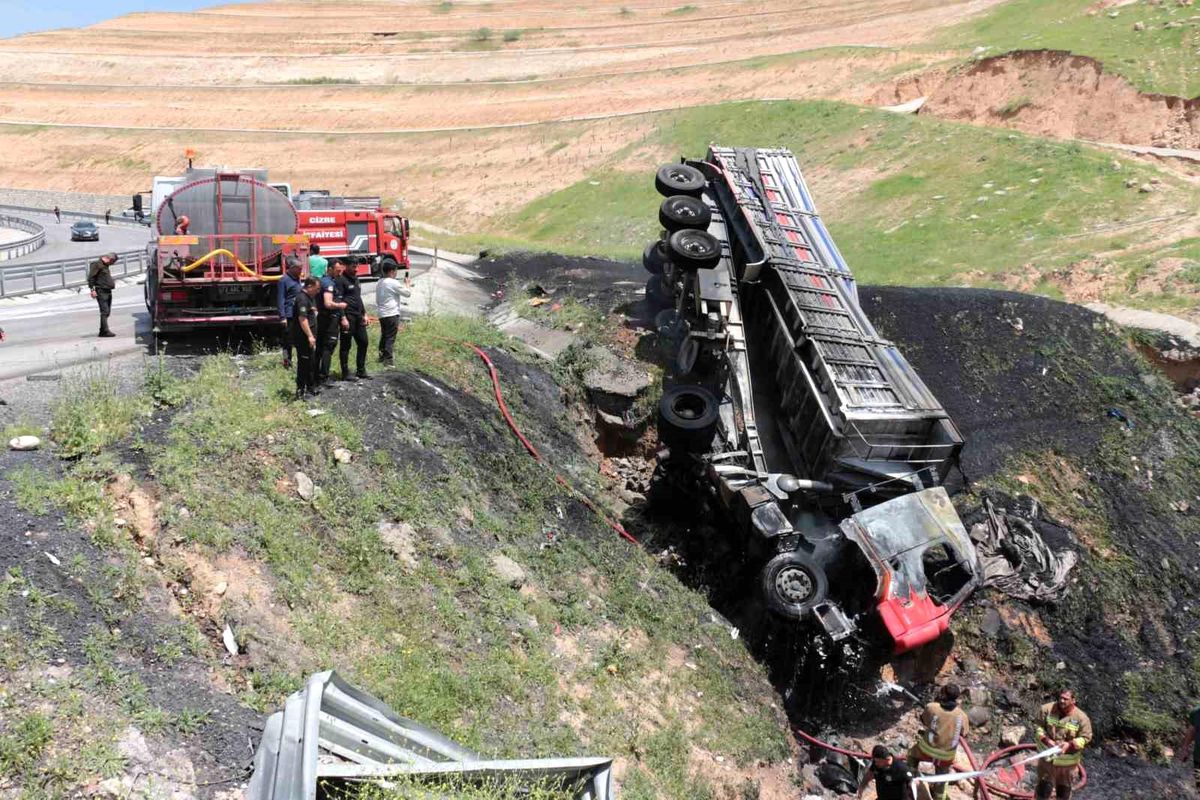 Şırnak\'ta devrilen tırda sıkışan sürücü yanarak hayatını kaybetti